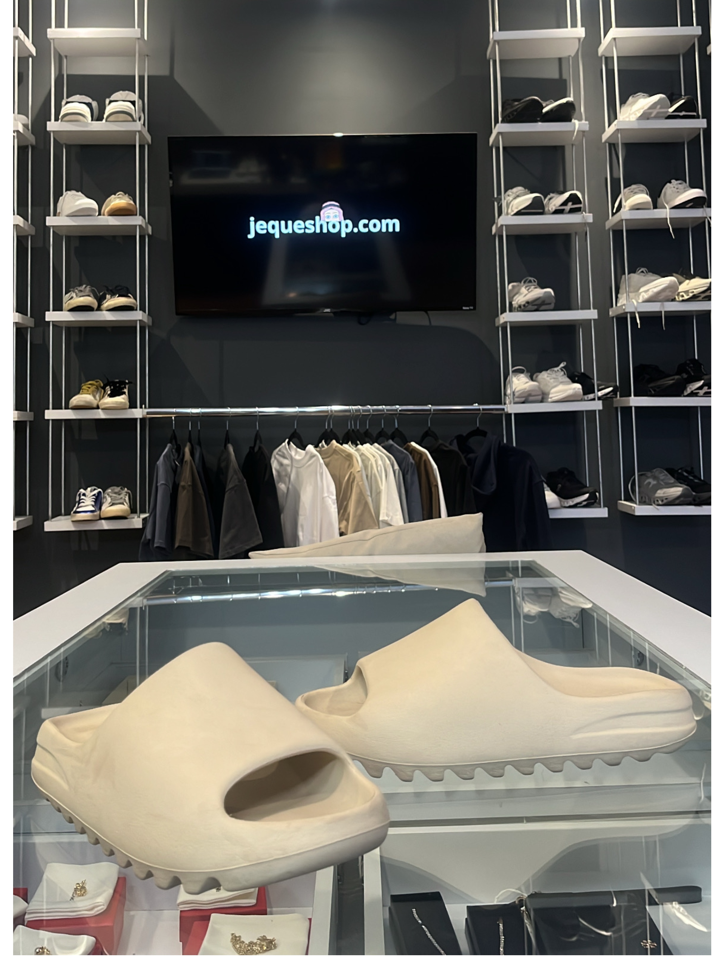 Yeezy Slides Preowned